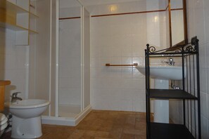 A bathroom with a toilet, bidet, sink, and shower. - Farmhouse Stay Giulia Volterra (Volterra)