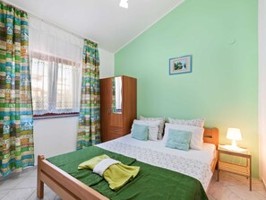 1 bedroom, bed sheets - Beautiful Apartment in Jasenice Near Sea (Jasenice)