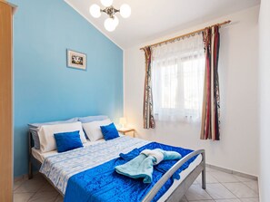 Casa clásica, 2 habitaciones | 1 habitación y ropa de cama