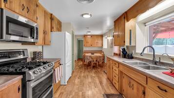 Een koelkast, een microgolfoven, een oven, een kookplaat