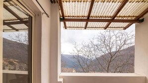 Un balcón con vistas a montañas y un cielo despejado.