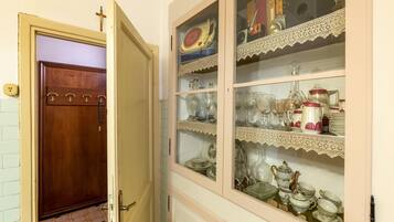 Classic Apartment, 5 Bedrooms | Living room | Fireplace