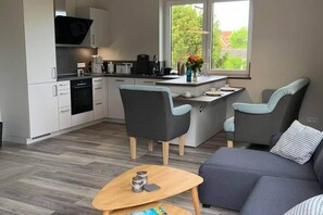 Kjøleskap, ovn, kaffetrakter/tekoker og vannkoker