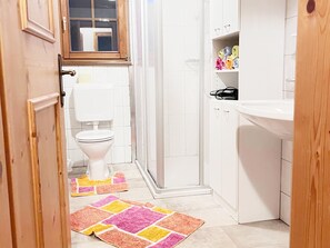 Appartement Confort, 2 chambres | Salle de bain | Douche