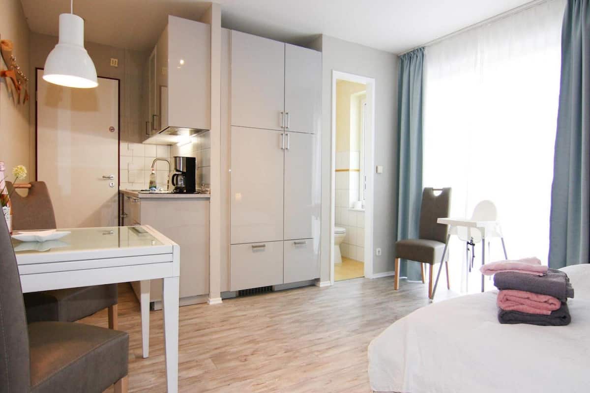 Comfort Apartment, 1 Bedroom | 4 bilik tidur, dilengkapkan perabot secara berasingan