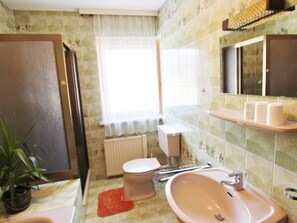 Classic Apartment, 4 Bedrooms | Bathroom