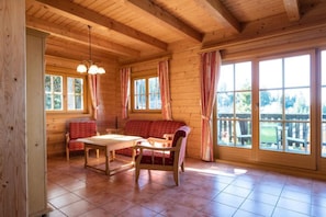 Classic House, 4 Bedrooms | Living room