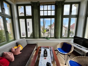 Apartamento clássico, 2 quartos | Sala de estar