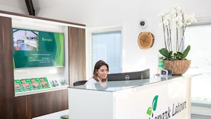 Una mesa de recepción con un cartel que dice 'Vakantiepark Latour'.