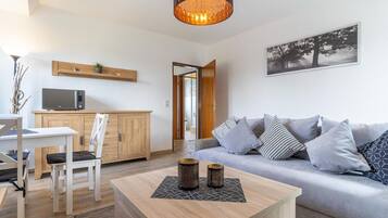 Classic-Apartment, 2 Schlafzimmer | Wohnzimmer | DVD-Player