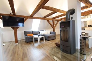 Leilighet – classic, 1 soverom | Oppholdsrom | Peis