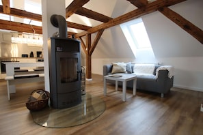 Appartement classique, 1 chambre | Salle de séjour | Foyer