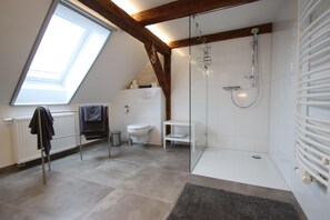 Klassiek appartement, 1 slaapkamer | Badkamer | Een douche, een haardroger