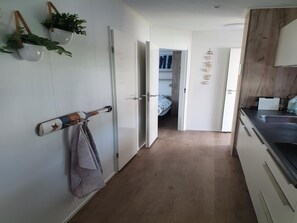 Chalé clássico, 3 quartos | Cozinha privada | Geladeira, micro-ondas, cafeteira/chaleira