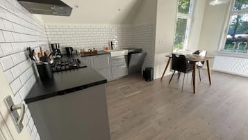 Casa Confort, 1 habitación | Cocina privada | Refrigerador, microondas, lavavajillas y cafetera y tetera