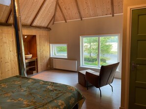 6 habitaciones, muebles diferentes y ropa de cama