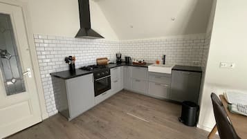 Casa Confort, 1 habitación | Cocina privada | Refrigerador, microondas, lavavajillas y cafetera y tetera