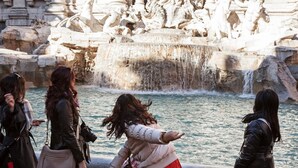 A group of people standing by a fountain with sculptures in the background. - Holiday Flat in Central Location in Rome (Rome)