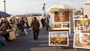 A street market with art stalls and a crowd of people. - Holiday Flat in Central Location in Rome (Rome)
