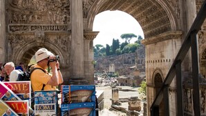 A historical archway with tourists observing the view. - Holiday Flat in Central Location in Rome (Rome)