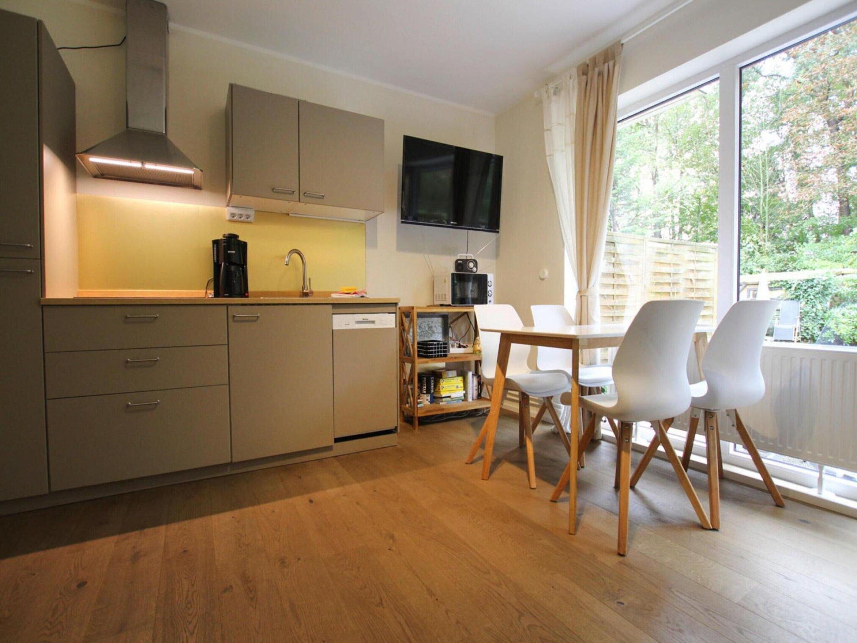 Classic Apartment, 2 Bedrooms | Dining