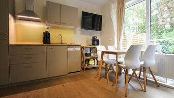 Classic Apartment, 2 Bedrooms | Dining