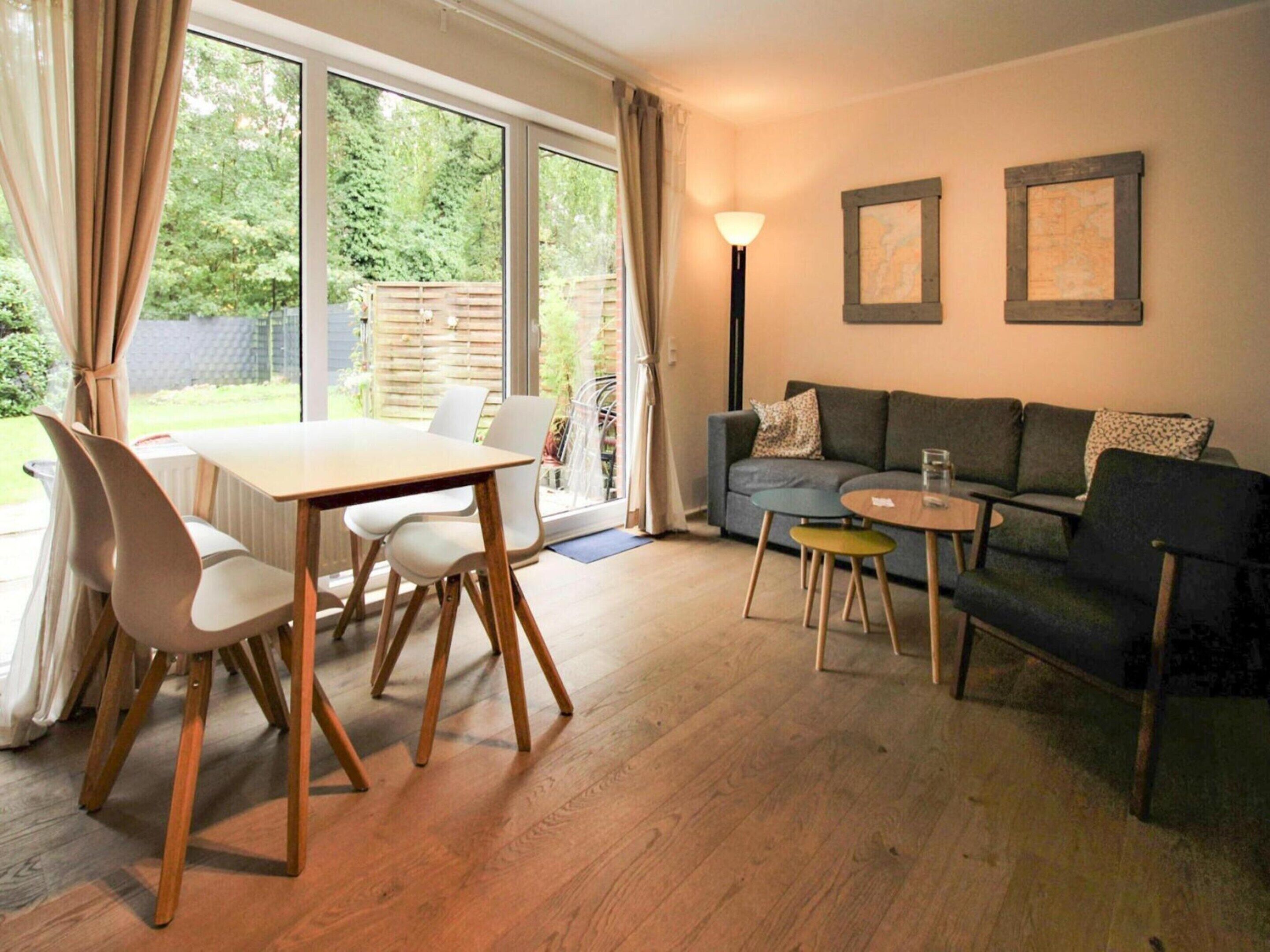 Classic Apartment, 2 Bedrooms | Living room