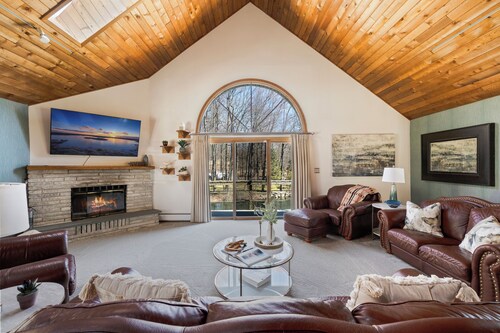 Spacious Home w/Pool/Hot Tub, Mins to Parks/Skiing