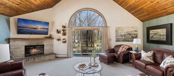 Spacious Home w/Pool/Hot Tub, Mins to Parks/Skiing