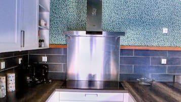 Fridge, microwave, dishwasher, coffee/tea maker