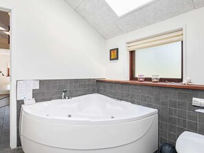 Classic House, 4 Bedrooms | Spa treatment