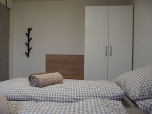 House | 1 bedroom, individually furnished, bed sheets