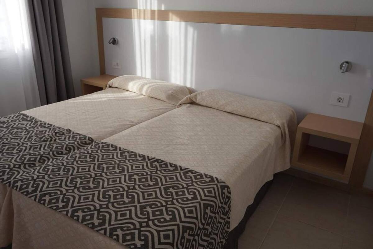 Comfort Apartment, 3 Bedrooms | 1 bedroom, bed sheets