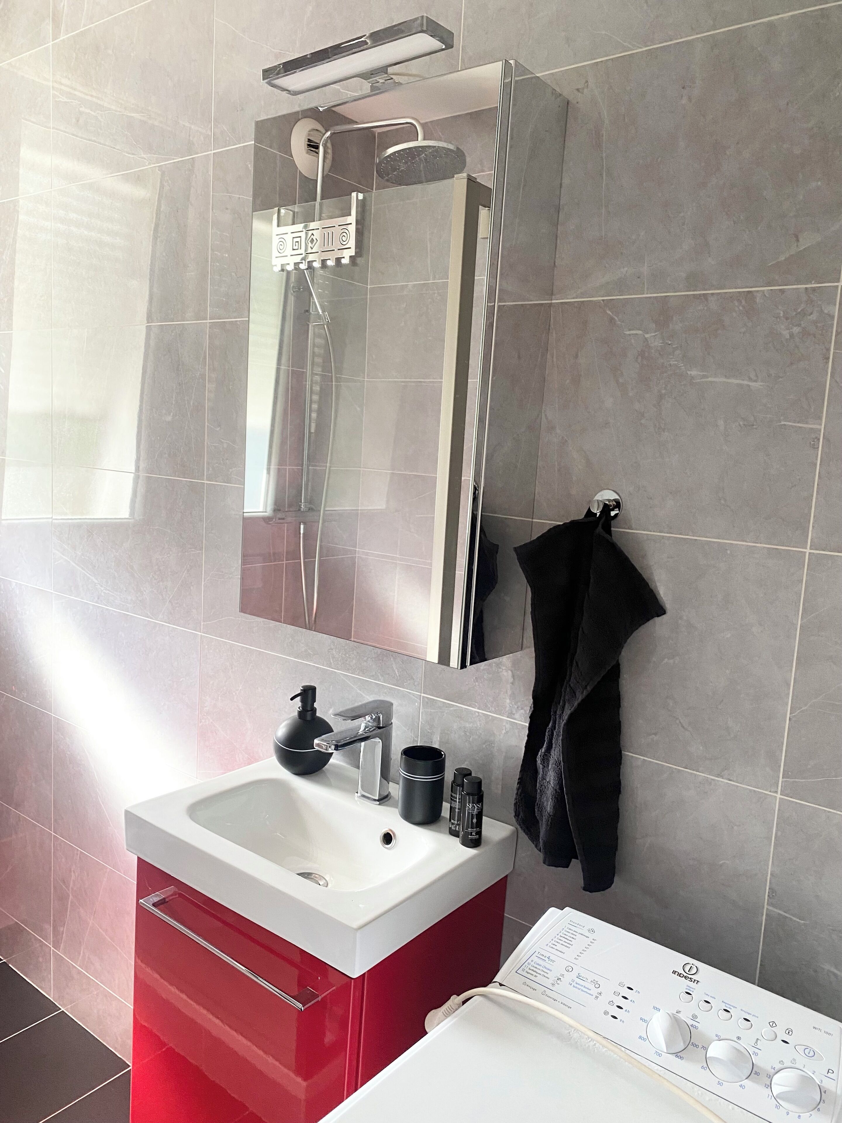 Een douche, een haardroger, handdoeken, zeep