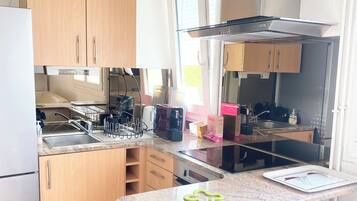 Microondas, horno y placa de cocina