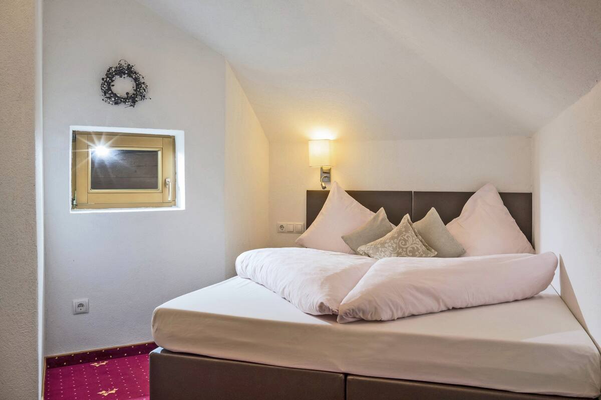 Classic Apartment, 2 Bedrooms | 6 bedrooms, individually furnished, bed sheets