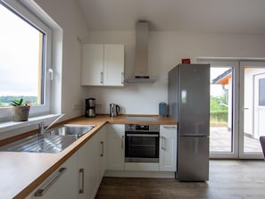 Klassiek huis, 3 slaapkamers | Privékeuken | Een koelkast, een microgolfoven, een oven, een kookplaat