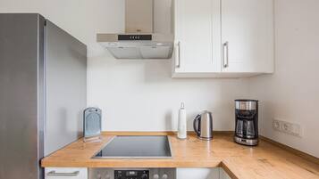 Comfort House, 3 Bedrooms | Private kitchen | Fridge, microwave, oven, stovetop