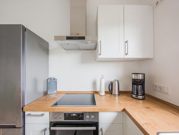 Deluxe House, 3 Bedrooms | Private kitchen | Fridge, microwave, oven, stovetop