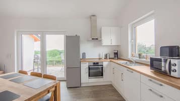 Comfort House, 3 Bedrooms | Private kitchen | Fridge, microwave, oven, stovetop