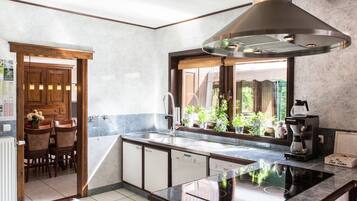 Classic Villa, Multiple Bedrooms | Dapur peribadi | Peti sejuk, ketuhar gelombang mikro, ketuhar, dapur