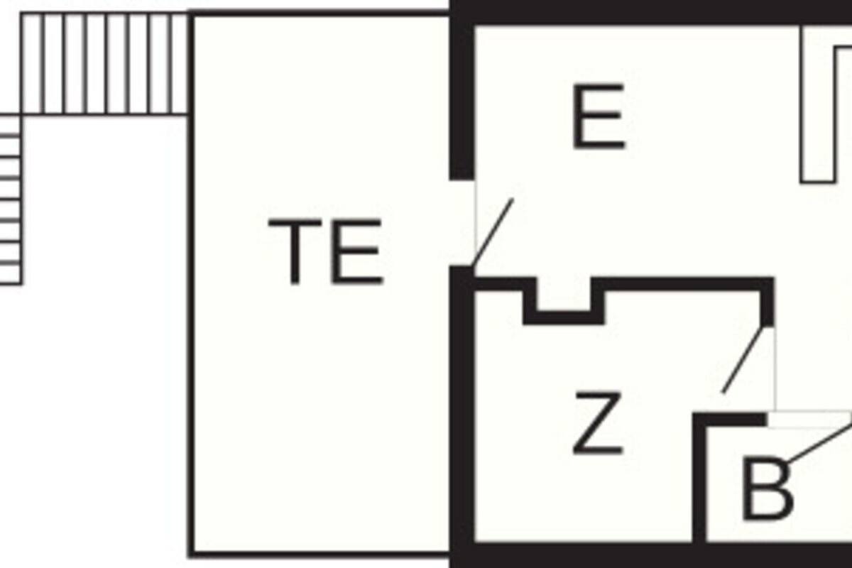 Un plan d’étage indiquant les différentes pièces, identifiées par les lettres E, K, W, S, B, Z et TE, et comprenant un espace dédié aux toilettes.