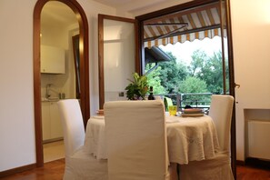 Maison Classique, 2 chambres | Restauration