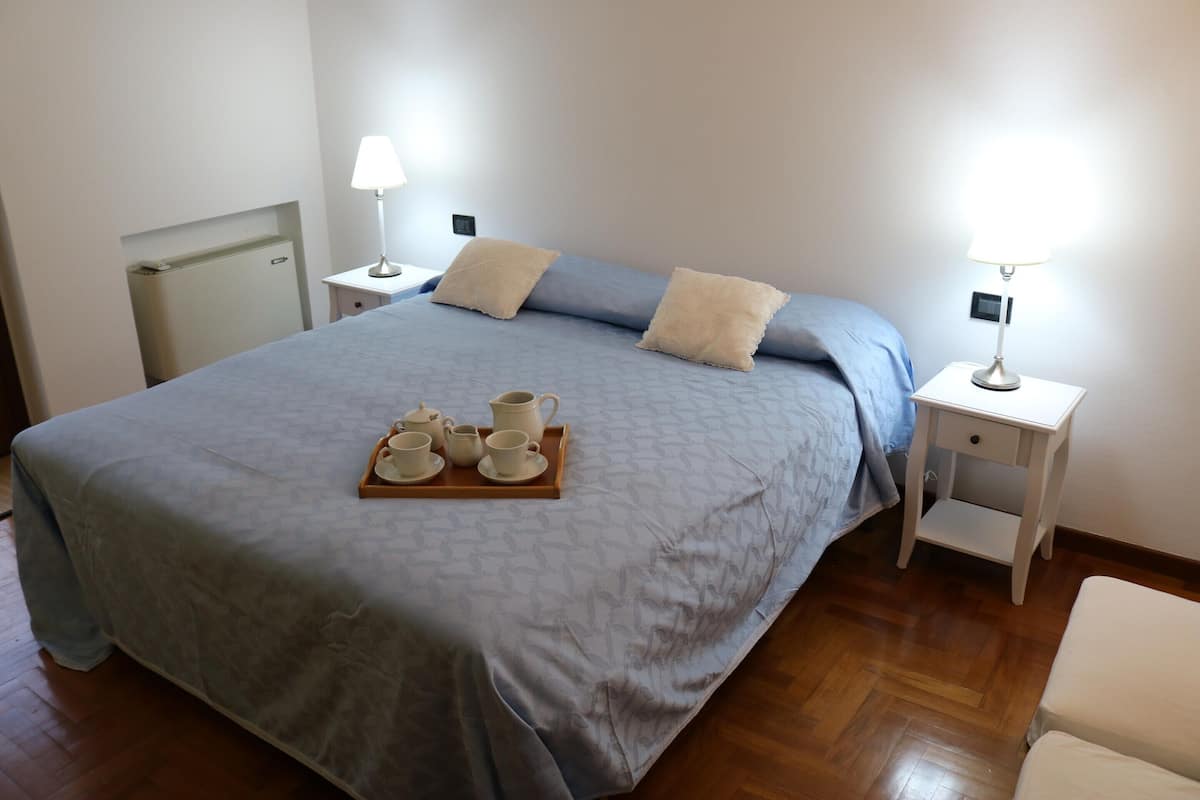 6 bedrooms, individually furnished