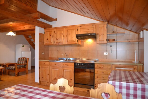 Classic Apartment, 3 Bedrooms | Tempat makan