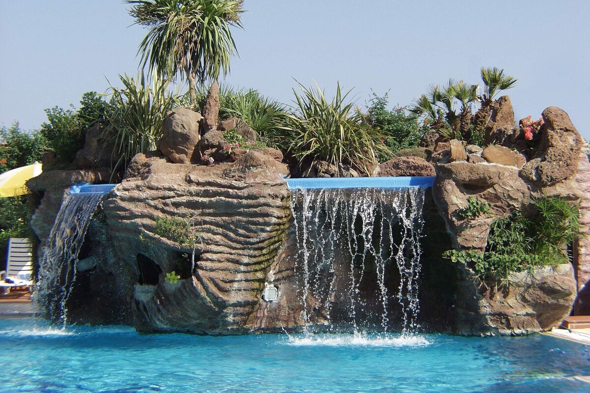 Una piscina al aire libre