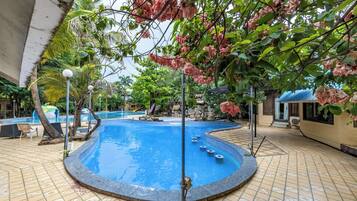 2 kolam renang indoor