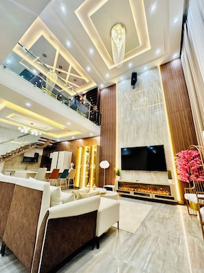 43-inch Smart TV with cable channels - Lekki Villas (Lekki)