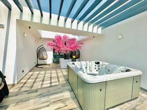 Outdoor spa tub - Lekki Villas (Lekki)