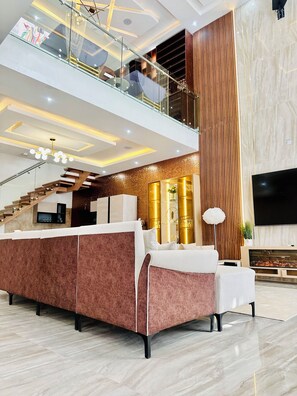 43-吋智慧型電視,提供有線頻道